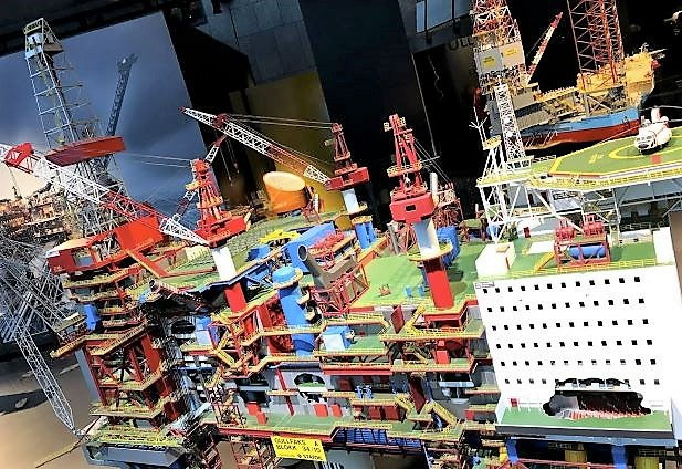 Fossile fuel and plastics model