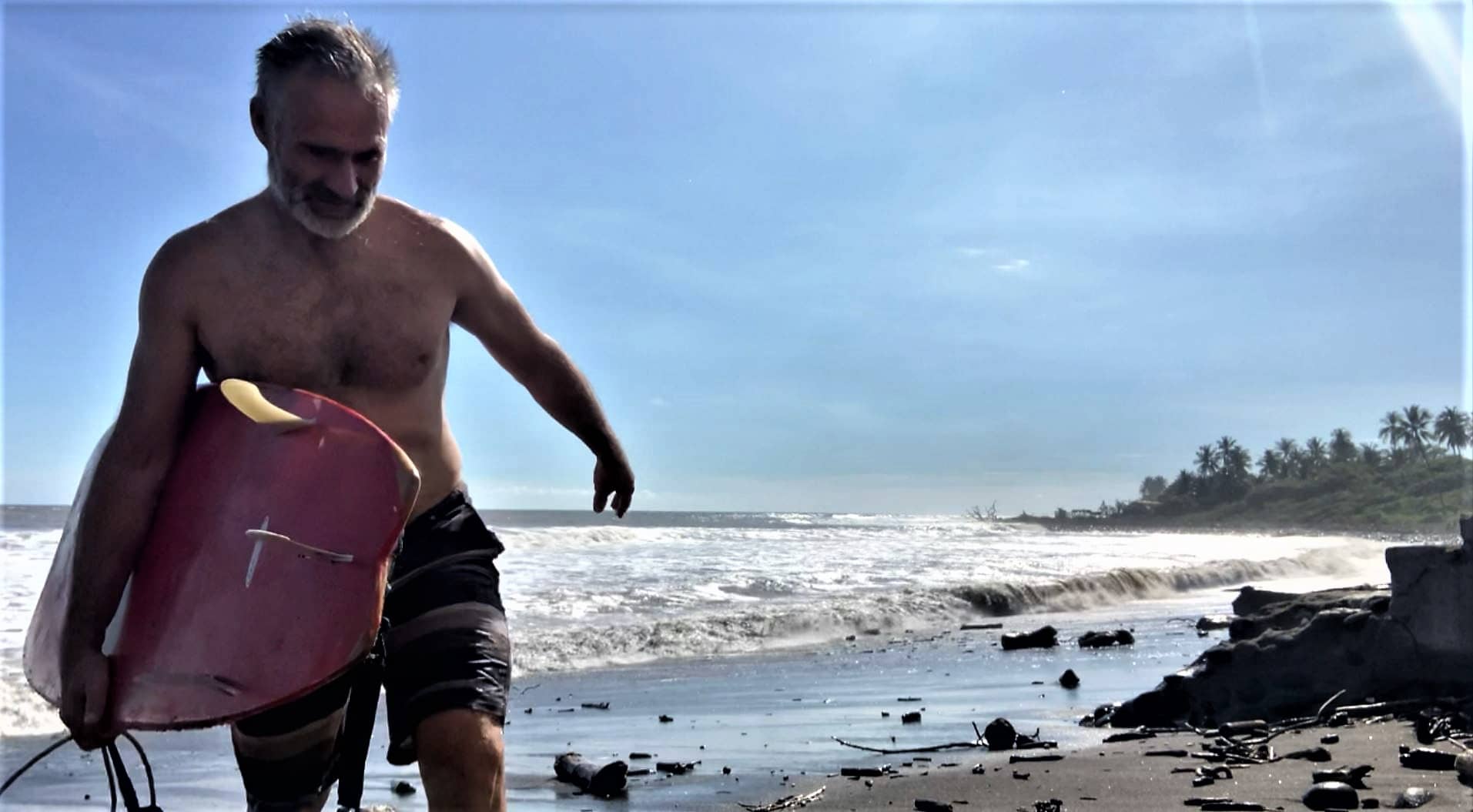 I never thought about surfing in El Salvador, but this Sunday afternoon was an eye opener as I caught one good wave in Punto Roca